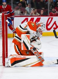 Brankář Lukáš Dostál z Anaheim Ducks v zápas proti Montreal Canadiens