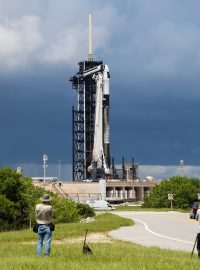 Raketa Falcon 9 společnosti SpaceX se připravuje na start soukromé mise Polaris Dawn, která je určena pro lety lidí do vesmíru, Canaveral na Floridě, USA, 26. srpna 2024.