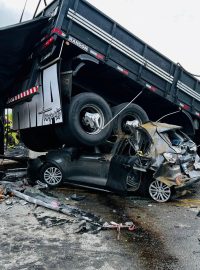 Po dopravní nehodě, při níž se na státní silnici Fernao Dias nedaleko Teofilo Otoni srazil autobus s nákladním autem, je pod vozidlem rozdrcené poškozené auto prosinec 21, 2024