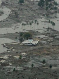 Mešita na srovnávací fotografii v oblasti postižené tsunami na předměstí indonéského města Banda Aceh