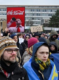 Stovky lidí v pondělí protestovaly před úřadem slovenské vlády v Bratislavě proti nedělní cestě premiéra Roberta Fica do Moskvy za ruským prezidentem Vladimirem Putinem