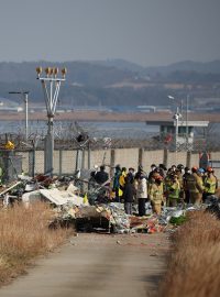 Letadlo v Jižní Koreji po nárazu do zdi explodovalo. Na místě zasahovaly všechny záchranářské složky