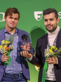 Mistři světa v bleskovém šachu Magnus Carlsen (vlevo) a Jan Něpomňašči (vpravo)