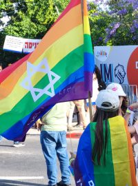 Izrael letos vzhledem k válce v Gaze zrušil své duhové průvody za práva sexuálních menšin. Jeruzalémem přeci jen ale prošly tisíce účastníků pochodu Pride Parade