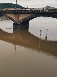 Zatopená náplavka z pohledu na Palackého most a Pražský hrad