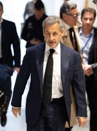 Bývalý francouzský prezident Nicolas Sarkozy při příchodu do soudní sítě