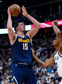 Basketbalista Denveru Nuggets Nikola Jokić zářil v zápase NBA proti Brooklynu Nets