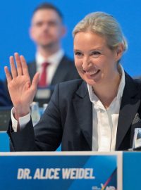 Alice Weidelová, spoluvedoucí a kandidátka na kancléřku strany Alternativa pro Německo (AfD) pro nadcházející parlamentní volby, reaguje na sjezdu strany AfD v Riese