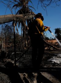 Hasiči v boji s požáry hlásí jisté pokroky, podle meteorologů ale hrozí další prudké šíření plamenů