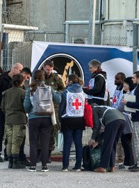 Pracovníci Červeného kříže čekají na příjezd tří propuštěných rukojmích