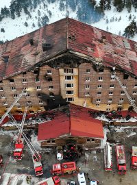 Pohled z dronu s následky požáru v hotelu v lyžařském středisku Kartalkaya v tureckém Bolu