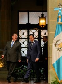 Prezident Guatemaly Bernardo Arévalo (vlevo) a americký ministr zahraničí Marko Rubio