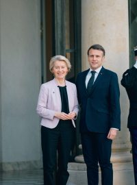 Francouzský prezident Emmanuel Macron vítá v Elysejském paláci šéfku Evropské komise Ursulu von der Leyenovou