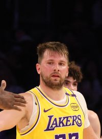 LeBron James (23) a Luka Dončič (77)