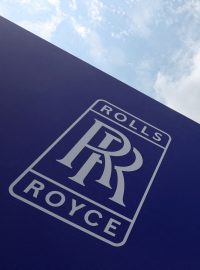 Značka Rolls Royce na vystavovatelské hale na Farnborough International Airshow ve Farnborough, Británie, 24. července 2024