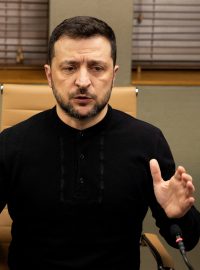 Ukrajinský prezident Volodymyr Zelenskyj hovoří během setkání se zástupci médií na předměstí Londýna, 2. března 2025