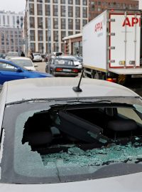 Auto s vyskleným oknem v části Moskvy, kde zaútočili ukrajinské drony při zatím největším náletu na ruské území