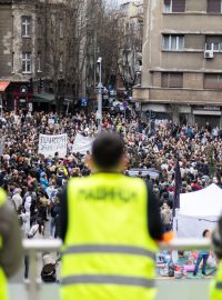 Studenti a protivládní demonstranti blokují přístup do budov srbské státní televize a rozhlasu (RTS) v Bělehradě