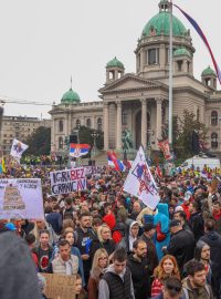 Protestů v Bělehradě se účastní desetitisíce lidí