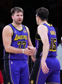 Luka Dončić a Austin Reaves v zápase Los Angeles Lakers