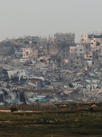 Pohled na zničené budovy v Gaze z izraelsko-palestinské hranice