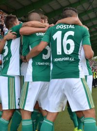 Fotbalisté Bohemians se radují z výhry.