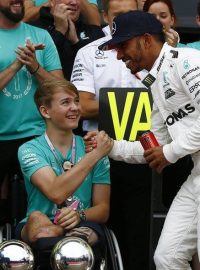 Billy Monger (vlevo) si plácnul s Lewisem Hamiltonem