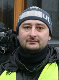 Čtyři roky po Majdanu, 22. únor 2018, Arkadij Babčenko v centru Kyjeva. &quot;Vládla příšerná únava. Byl jsem tu už dva měsíce. Plyn. Spálenina. Neustálý rachot. Zabití lidé. Smrt. Chtěl jsem si lehnout a prostě jen pár dnů prospat. Ale apatie tam nebyla žádná,&quot; vzpomínal Babčenko na facebooku na své zpravodajství z ukrajinské revoluce důstojnosti.