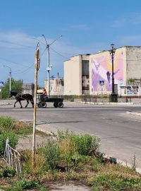 Křižovatka v Lysyčansku. Město bylo posledním místem, které ruské armádě zbývalo dobýt, než získala celou Luhanskou oblast. Benzin pro civilisty nebyl dostupný, proto museli hledat alternativní způsoby dopravy.