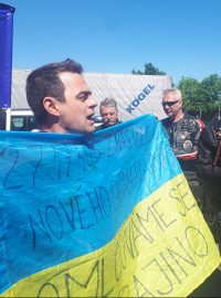 Demonstranti s sebou měli vlajky USA, EU, NATO a České republiky i Ukrajiny, jejíž část Rusko anektovalo v roce 2014.