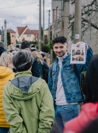 Kronikář a průvodce ostravskou historií Petr Lexa Přendík na jedné ze svých komentovaných vycházek Antošovicemi