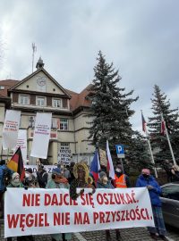 Před radnicí v polské Bogatyni se shromáždili lidé, aby protestovali proti snahám o uzavření dolu Túrow