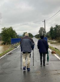 Lidé obhlížejí zaplavené části Krnova