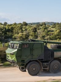 dělostřelecká houfnice CAESAR 8x8 francouzské firmy Nexter Systems