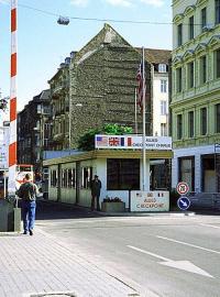 Slavný hraniční přechod Checkpoint Charlie v Berlíně.