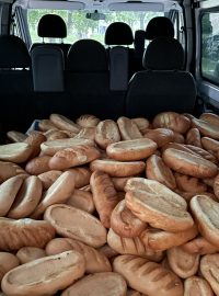 Olegova dodávka je plná chleba. Pomoc vezou civilistům, ale také vojákům