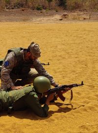 Češi v Mali školili také instruktory místních ozbrojených sil, aby si pak své lidi mohli dál cvičit sami.