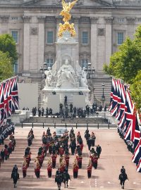Smuteční průvod kráčel pohřebním tempem 75 kroků za minutu, rakev byla zakryta královskou standartou Velké Británie, na které spočívala britská imperiální koruna. Tu měla Alžběta II. na hlavě při své korunovaci v roce 1953.