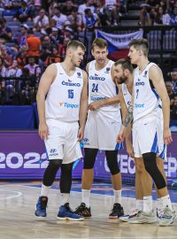 Basketbalisté Tomáš Kyzlink, Martin Peterka, Jiří Veselý, David Jelínek a Vít Krejčí