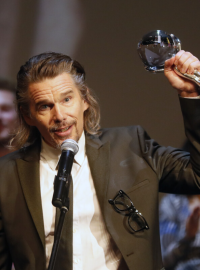 Americký herec Ethan Hawke převzal Křišťálový glóbus od prezidenta festivalu