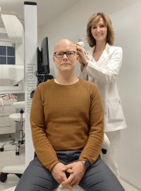 Tomáše Drahoňovský na vyšetření, zúčastňuje se léčby alopecie