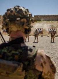 Střelecká příprava českých vojáků v Afghánistánu