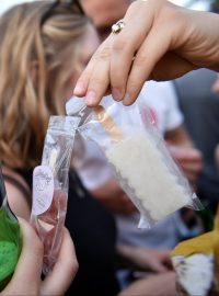 Berlíňané se zmrzlinou obsahující alkohol. SchleckDruff, vyrábí zmrzlinu s čerstvým ovocem a alkoholem a prodává ji na velkých akcích a festivalech.