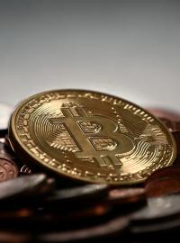 Bitcoin vznikl v roce 2009 jako alternativa oficiálních měn a během let se prosadil jako přední kybernetická měna světa. (Ilustrační snímek)