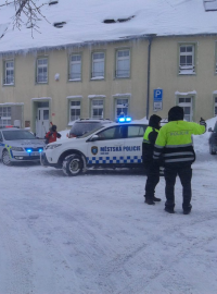 Policisté i v sobotu řídí dopravu v obci Boží Dar