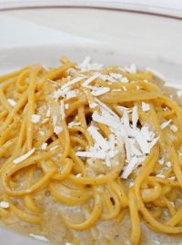 Cacio e pepe. Těstoviny se sýrem a pepřem jsou jedním z nejstarších a nejtradičnějších pokrmů římské kuchyně