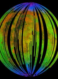 Složený snímek s využitím dat ze sondy NASA Moon Mineralogy Mapper. Modře jsou vyznačeny oblasti s potvrzeným výskytem vodního ledu na povrchu Měsíce