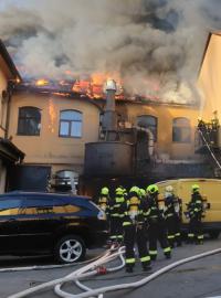 Požár ve skladu pneumatik v pražské Libni