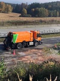 Silničáři na dálnici D1 odstraňují palmový tuk speciálním parním čištěním.