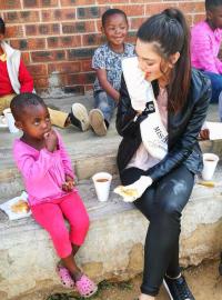 Miss JAR Demi-Leigh Nel-Petersová jí s malými obyvateli sirotčince v Sowetu.